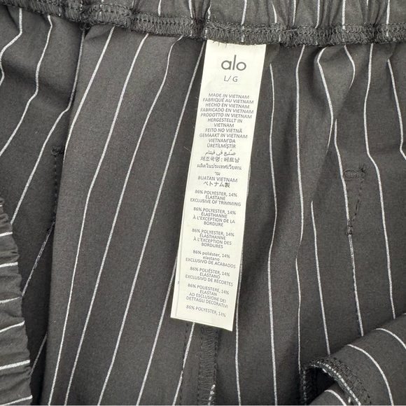 Alo Yoga Pinstripe Daylight Boxer Pant Size L Black/titanium - Picture 7 of 14